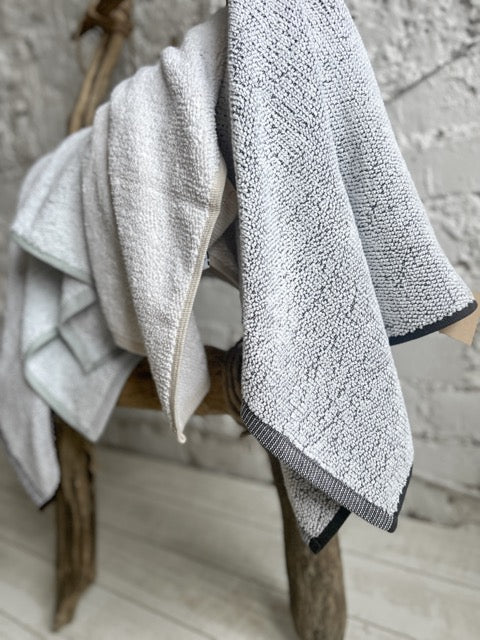 Biezais frotē dvielis / 2 izmēri / balts